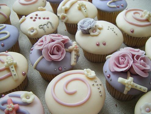 Cupcake para batizado decorado com rosinhas