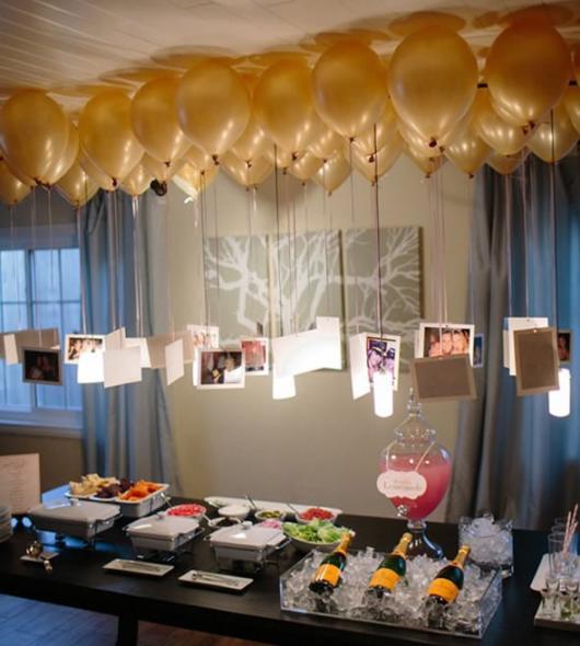 Decoração de ano novo com bbalões dourados