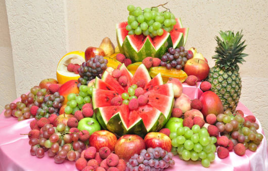 Decoração de ano novo mesa decora com frutas vermehas