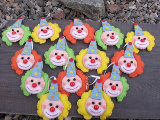 Lembrancinhas com tema circo chaveiro palhacinho colorido