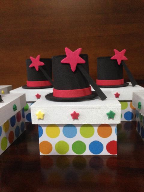 Lembrancinhas com tema circo caixa MDF decorada com cartola
