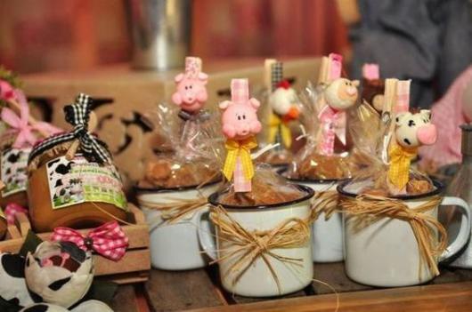 Lembrancinhas Fazendinha caneca com doce