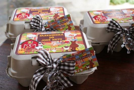 Lembrancinhas Fazendinha caixa de ovo reciclada