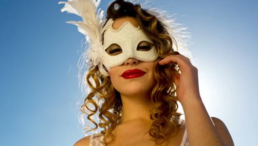 máscara branca feminina