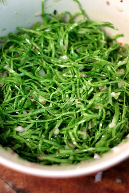 Foto de vasilha com couve picada dentro.