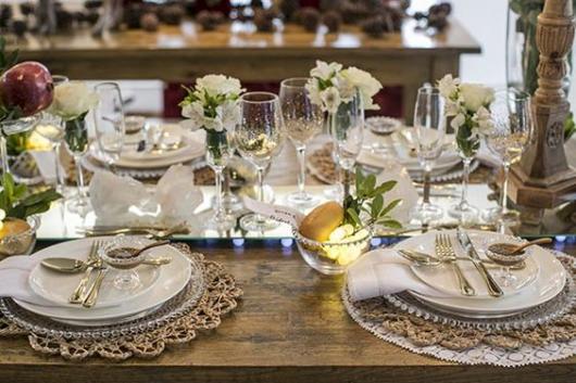 Decoração de mesa com flores brancas.