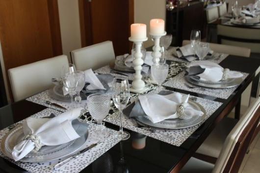 Mesa com itens brancos e pratas.