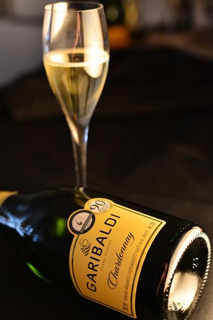Taça com espumante e garrafa de espumante Garibaldi.