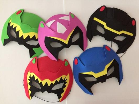 Máscaras de Power Rangers vermelha, azul, preta, rosa e verde.