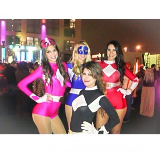 Quatro mulheres vestidas de Power Rangers.
