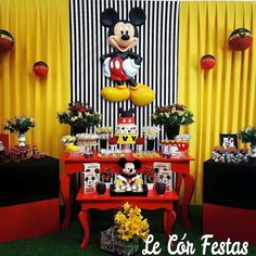 Festa com móveis provençais vermelhos.