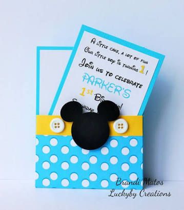 Convite e envelope em tons de azul claro e amarelo.