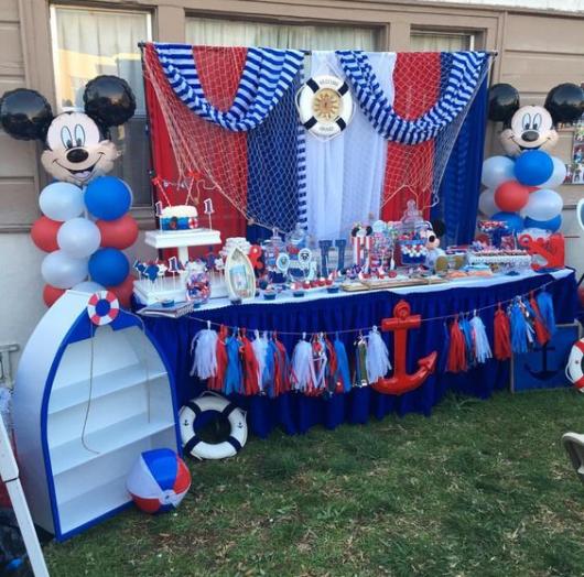 Decoração branca azul e vermelha.