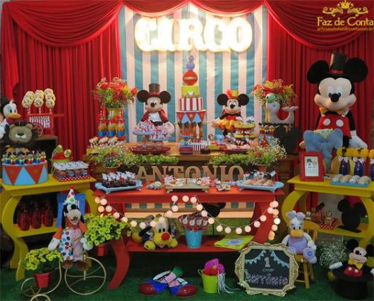 Decoração com tons de vermelho, amarelo, branco e azul.