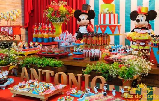 Decoração de festa do Mickey no circo.