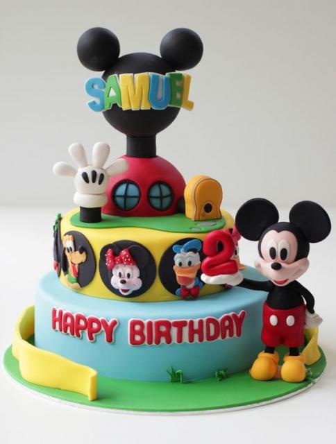 Bolo da casa do Mickey, com imagens dos outros personagens.