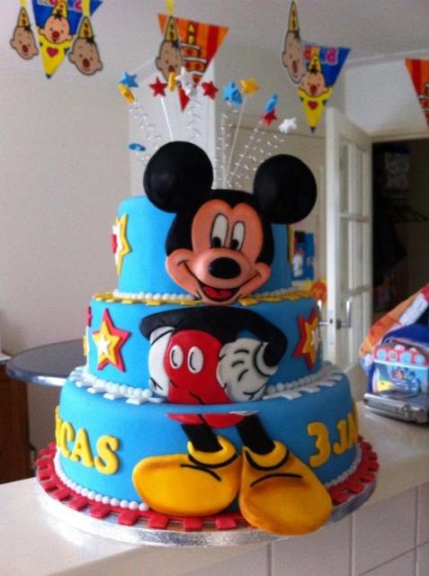 Bolo de três camadas com imagem do Mickey.