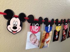 Cortininha com imagens do Mickey e fotos do bebê.