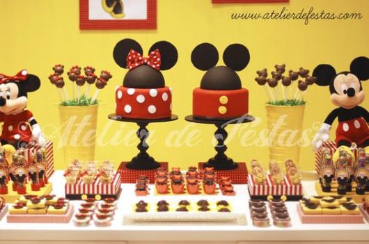 Dois bolos, um com o formato da Minnie e o outro com o formato do Mickey.