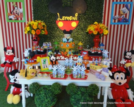 Decoração branca, vermelha, amarela e verde.