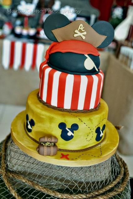 Bolo de três camadas com o tema pirata.