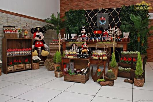 Decoração com móveis de madeira e personagens vestidos de piratas.