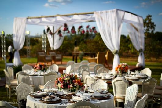 Decoração de Bodas de Ouro com tenda com cortinas brancas