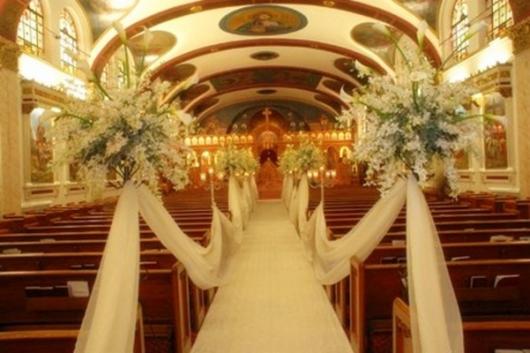 Igreja decorada com branco para Bodas de Ouro