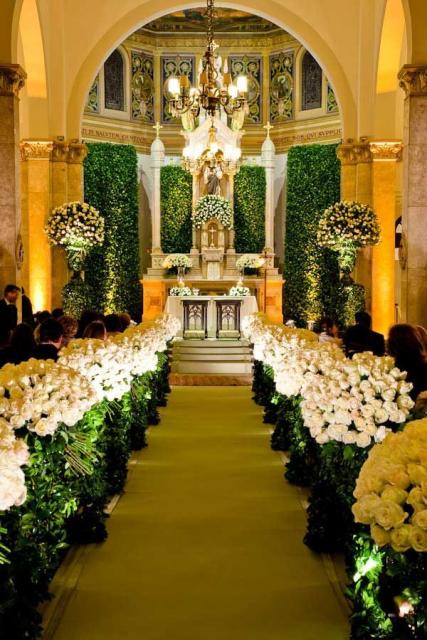 Igreja decorada para Bodas de Ouro com Flores brancas
