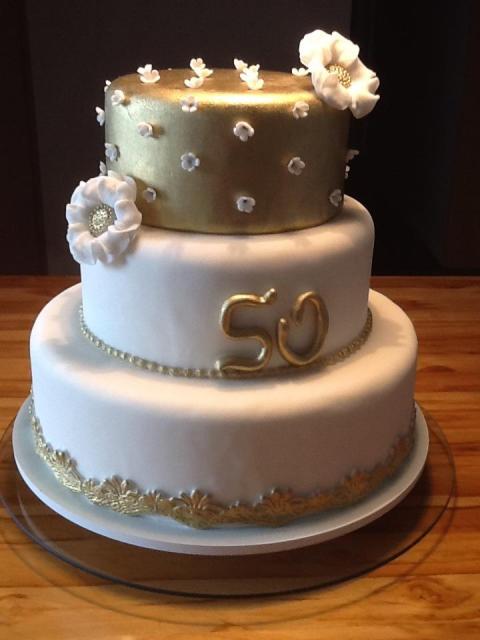 Lindo bolo de Bodas de Ouro com detalhes em dourado