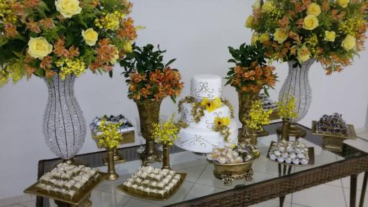 Mesa de Decoração Bodas de Ouro com tampo de vidro