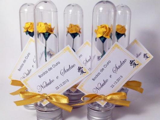 Tubete para lembrancinhas de Bodas de Ouro com flor artificial dentro