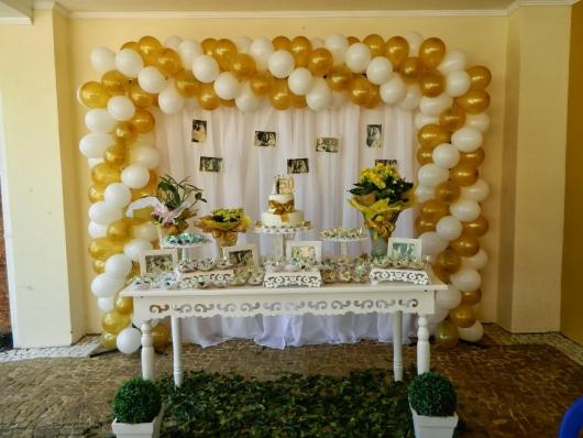 Decoração de Bodas de Ouro no estilo provençal com balões metalizados.
