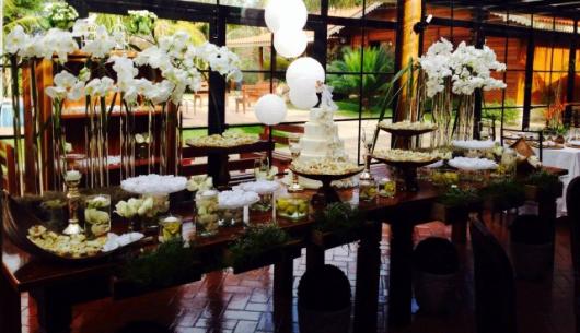 Decoração Bodas de Ouro com flores brancas