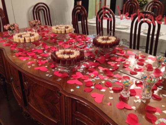 Bodas de Papel decorção de mesa simples com corações de papel