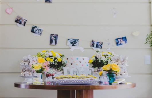 Bodas de Papel decoração simples com vasos de flor