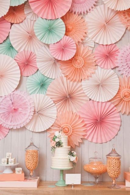 Bodas de Papel decoração feita com enfeites caseiros de papel coloridos
