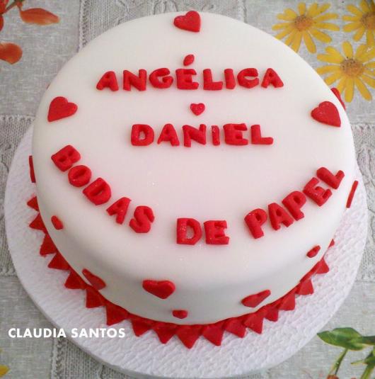 Bodas de Papel bolo decorado com pasta americana branca e coraçõeszinhos vermelhos