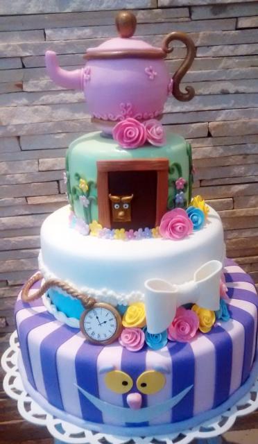 Bolo Alice no País das Maravilhas falso