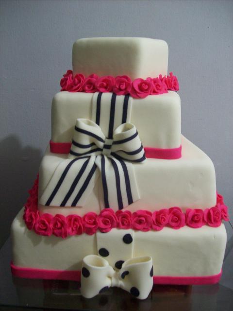 Bolo de 15 Anos 4 andares branco com detalhe de rosinhas e laço preto e branco