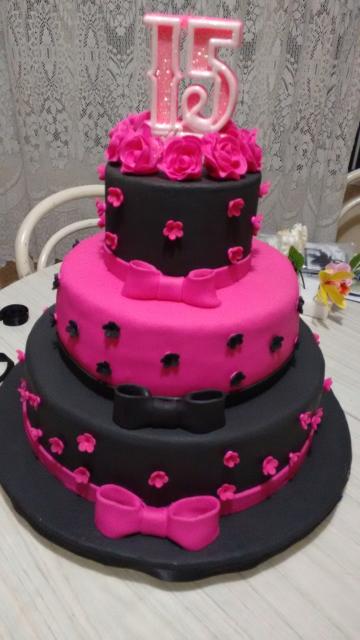 Bolo de 15 Anos preto e rosa com aplique de florizinhas