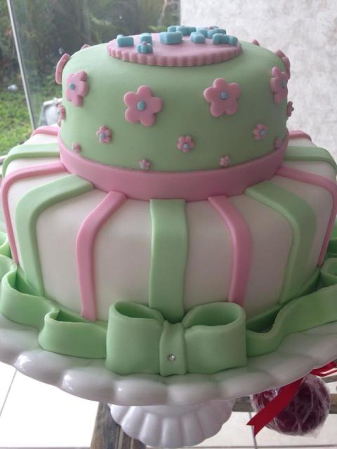 Bolo Jardim Encantado de pasta americana verde rosa e branco