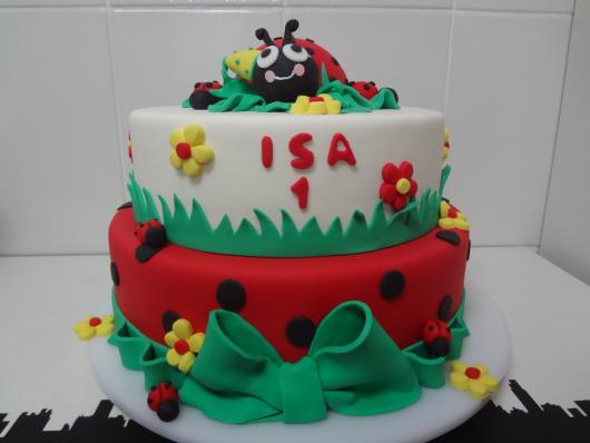 Bolo Jardim Encantado festa de 1 ano bolo joaninha vermelho verde e branco com joaninha no topo