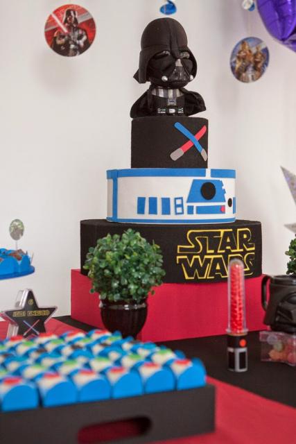 Bolo Star Wars decorativo vermelho preto e branco