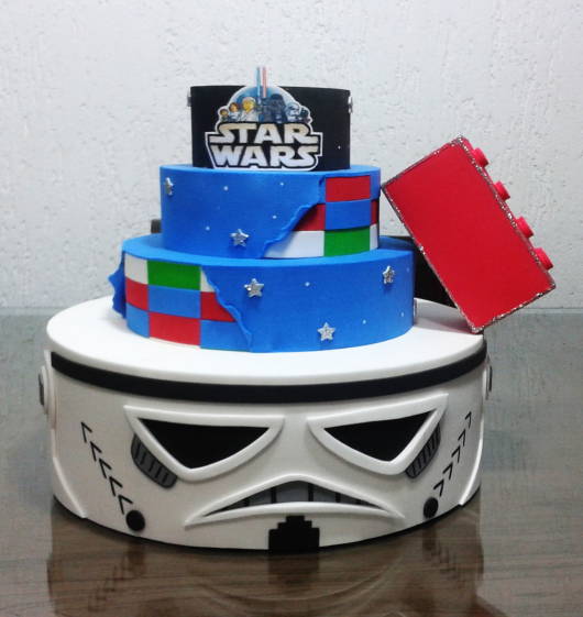 Bolo Star Wars fake com detalhe de lego