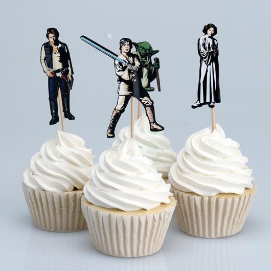 Bolo Star Wars cupcake com chantilly branco e topper dos personagens