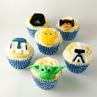 Bolo Star Wars cupcake com forminha azul e personagem de pasta americana 
