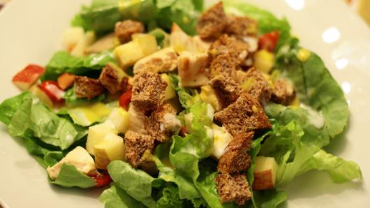 Ceia de Natal simples salada de frango com batata doce