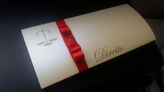 Convites de Formatura Direito scrap branco com laço vermelho