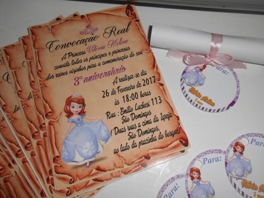 Convites Princesa Sofia pergaminho fechado com fita de cetim e etiqueta